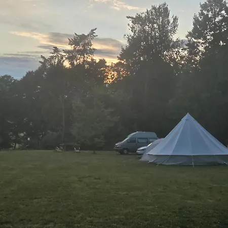 Idyllisches Campen Im Zelt *